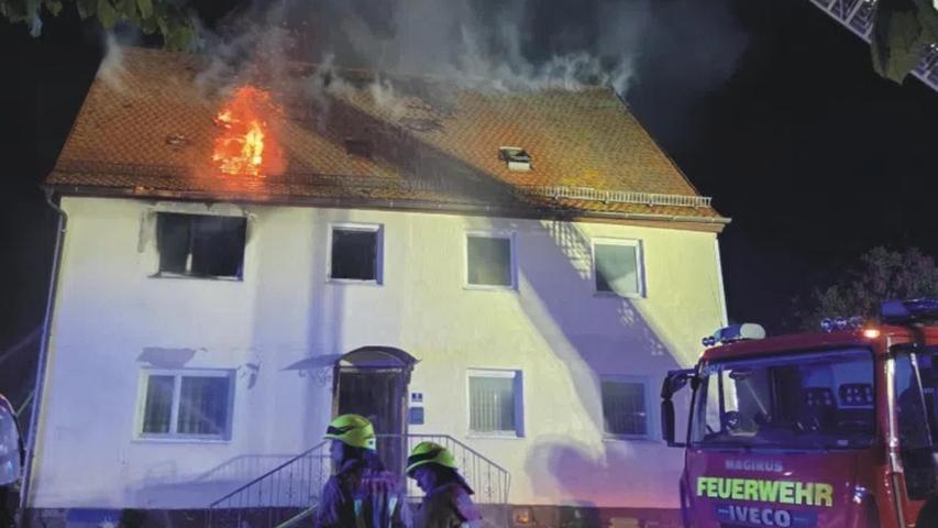 Rund 100 Feuerwehrleute eilten am frühen ersten Mai nach Burgbernheim, um dort ein brennendes Mehrfamilienhaus zu löschen. Rund 100 Feuerwehrleute eilten am frühen ersten Mai nach Burgbernheim, um dort ein brennendes Mehrfamilienhaus zu löschen.