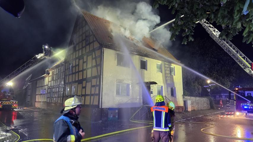 Rund 100 Einsatzkräfte der Feuerwehr machten sich in Burgbernheim an das Löschen eines brennenden Mehrfamilienhauses. Rund 100 Einsatzkräfte der Feuerwehr machten sich in Burgbernheim an das Löschen eines brennenden Mehrfamilienhauses.