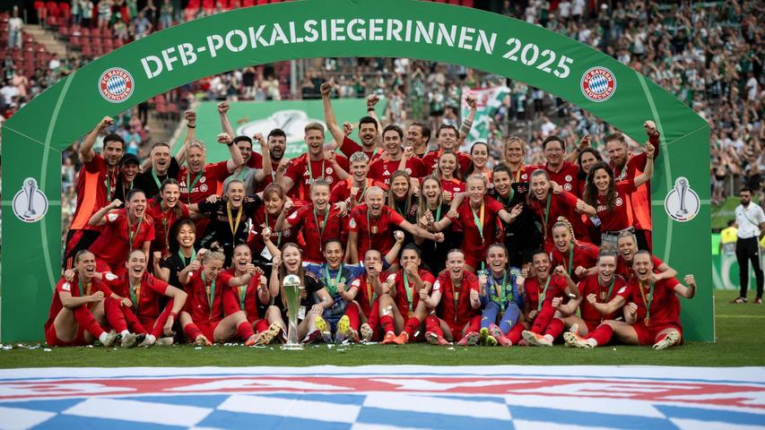 Zum ersten Mal holen die Bayern-Frauen den Meistertitel und den Pokal. Zum ersten Mal holen die Bayern-Frauen den Meistertitel und den Pokal.
