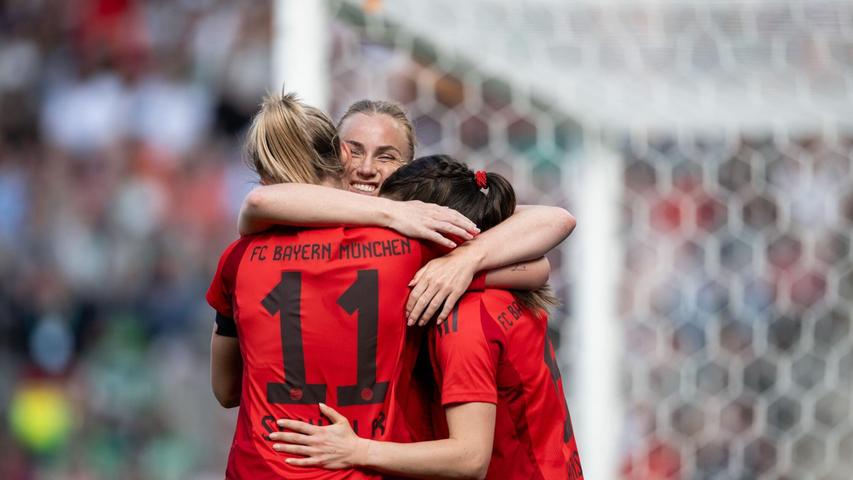 Die Bayern um Lea Schüller, Pernille Harder und Tuva Hansen (von links) bejubeln den Titel. Die Bayern um Lea Schüller, Pernille Harder und Tuva Hansen (von links) bejubeln den Titel.