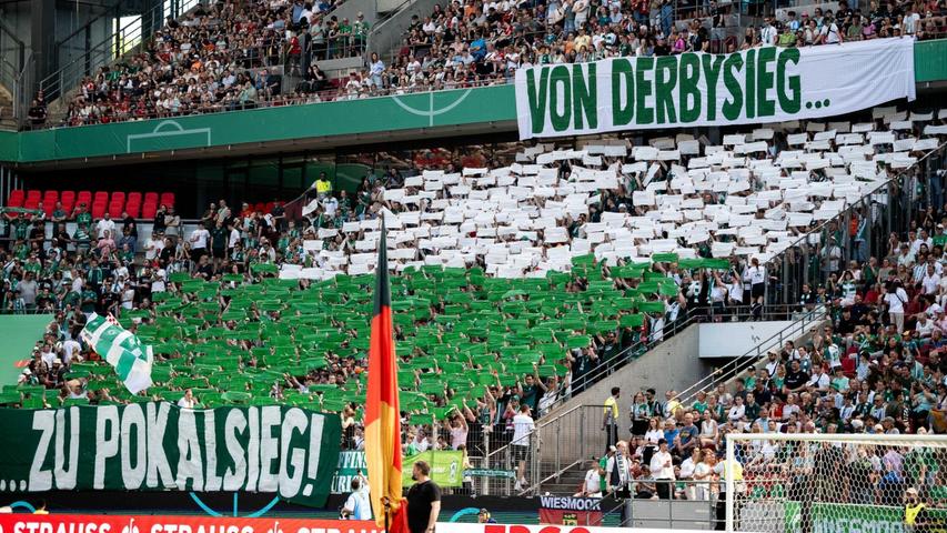 Nach dem Halbfinal-Sieg gegen den HSV hofften die Werder-Fans auch auf einen Final-Triumph gegen den FC Bayern. Nach dem Halbfinal-Sieg gegen den HSV hofften die Werder-Fans auch auf einen Final-Triumph gegen den FC Bayern.