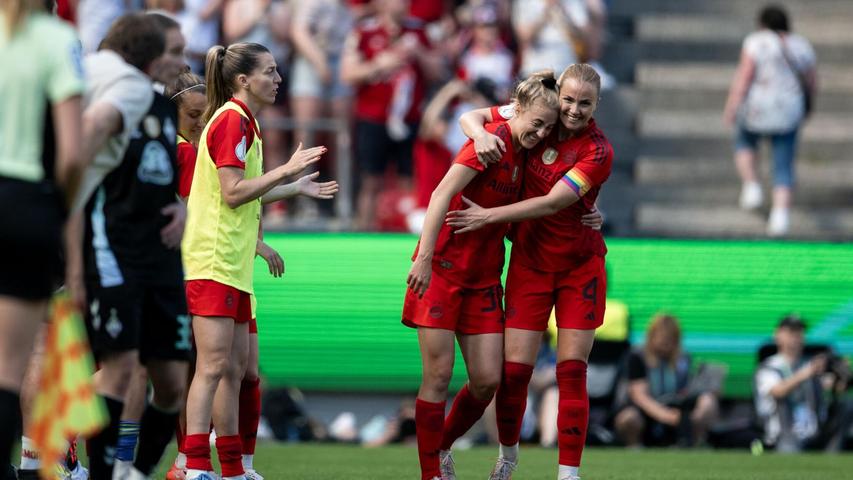 Carolin Simon (li.): Tor zum 2:0 in Köln Carolin Simon (li.): Tor zum 2:0 in Köln