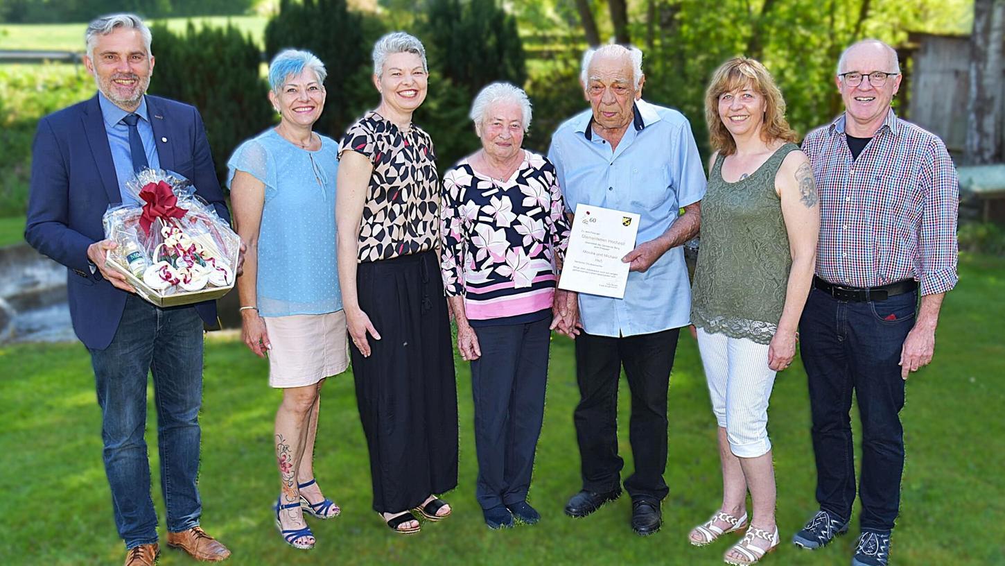 Monika und Michael Heß mit ihren Töchtern Anita (v.li), Michaela und Brigitte, dem Diakon Herbert Götz (r) und Bürgermeister Peter Bergler. Monika und Michael Heß mit ihren Töchtern Anita (v.li), Michaela und Brigitte, dem Diakon Herbert Götz (r) und Bürgermeister Peter Bergler.