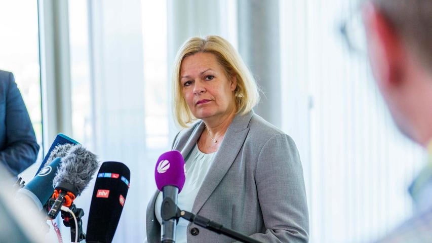 Die geschäftsführende Bundesinnenministerin, Nancy Faeser (SPD), sagt, das Gutachten des Bundesamtes für Verfassungsschutz habe das Ministerium erst am vergangenen Montag erreicht. Die geschäftsführende Bundesinnenministerin, Nancy Faeser (SPD), sagt, das Gutachten des Bundesamtes für Verfassungsschutz habe das Ministerium erst am vergangenen Montag erreicht.
