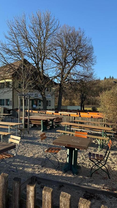 Das Gasthaus zur Klosterkapelle , auch "die Kappl" genannt, liegt in Diethofen und bietet im Außenbereich Platz für 250 Personen. Per Selbstbedienung können die Gäste zünftige Brotzeit, Bratwurst mit Kraut, Schnitzel mit Pommes und mehr bestellen. Das Gasthaus zur Klosterkapelle , auch "die Kappl" genannt, liegt in Diethofen und bietet im Außenbereich Platz für 250 Personen. Per Selbstbedienung können die Gäste zünftige Brotzeit, Bratwurst mit Kraut, Schnitzel mit Pommes und mehr bestellen.