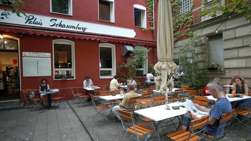 Der Innenhof des Lokals Palais Schaumburg in Gostenhof ist bereits bestuhlt und lädt zum Verweilen ein. Fleischliebhaberinnen und -Liebhaber sowie Veganerinnen und Veganer finden auf der Speisekarte eine wechselnde Auswahl an Gerichten. Der Innenhof des Lokals Palais Schaumburg in Gostenhof ist bereits bestuhlt und lädt zum Verweilen ein. Fleischliebhaberinnen und -Liebhaber sowie Veganerinnen und Veganer finden auf der Speisekarte eine wechselnde Auswahl an Gerichten.