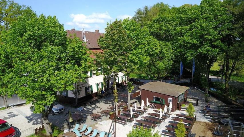 Der rustikale Biergarten des Areal Burgersgarten in Schwabach bietet zahlreiche Sitzplätze, um die erste Frühlingsluft zu schnuppern. Schaschlik mit Pommes, Cordon bleu und Salat mit Süßkartoffelpommes stehen dort unter anderem auf der Speisekarte. Der rustikale Biergarten des Areal Burgersgarten in Schwabach bietet zahlreiche Sitzplätze, um die erste Frühlingsluft zu schnuppern. Schaschlik mit Pommes, Cordon bleu und Salat mit Süßkartoffelpommes stehen dort unter anderem auf der Speisekarte.