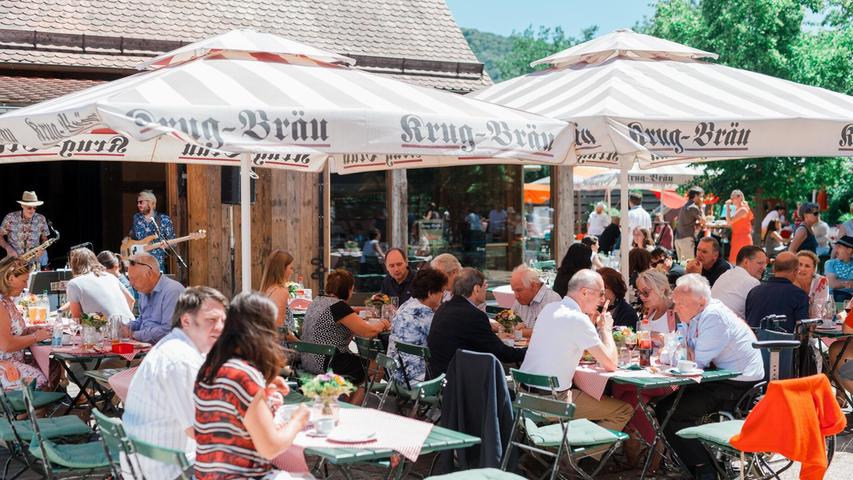 Direkt an der Wiesent in Ebermannstadt befindet sich der gleichnamige Wiesent-Garten . Dort gibt es ein paar Sonnen- und Schattenplätze. Der Biergarten liegt am Rad- und Wanderweg Richtung Forchheim. Auf den Teller kommen dort fränkische Gerichte, Brotzeiten und Süßes. Direkt an der Wiesent in Ebermannstadt befindet sich der gleichnamige Wiesent-Garten . Dort gibt es ein paar Sonnen- und Schattenplätze. Der Biergarten liegt am Rad- und Wanderweg Richtung Forchheim. Auf den Teller kommen dort fränkische Gerichte, Brotzeiten und Süßes.