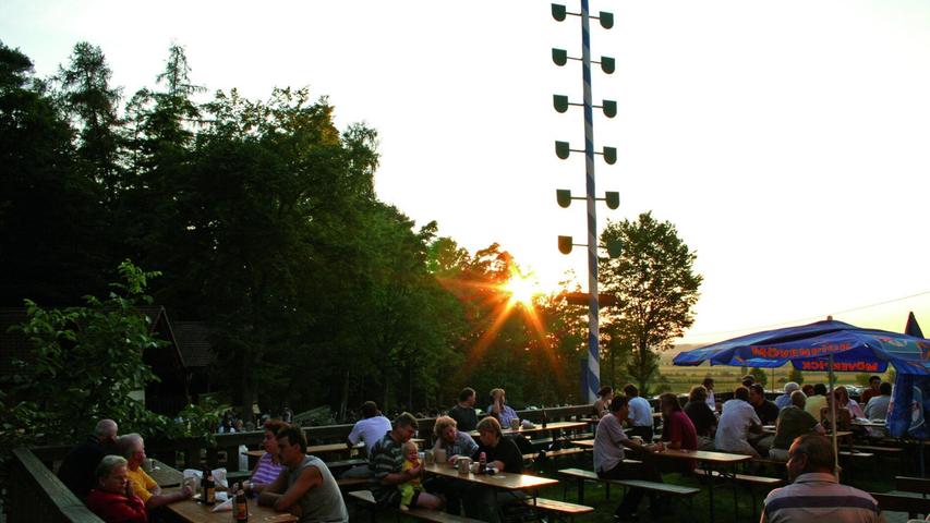 Der Schmausenkeller mit eigener kleinen Brauerei liegt am Waldrand von Reundorf bei Frensdorf und lädt bereits zum Genießen der ersten frühlingshaften Tage in den Biergarten. Der Schmausenkeller mit eigener kleinen Brauerei liegt am Waldrand von Reundorf bei Frensdorf und lädt bereits zum Genießen der ersten frühlingshaften Tage in den Biergarten.