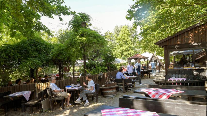 Am Fuße der Nürnberger Burg liegt das Hexenhäusle mit einem urigen Außenbereich. Besucherinnen und Besucher können dort zünftige Brotzeiten und deftige Klassiker wie Schäuferle in der Sonne essen. Am Fuße der Nürnberger Burg liegt das Hexenhäusle mit einem urigen Außenbereich. Besucherinnen und Besucher können dort zünftige Brotzeiten und deftige Klassiker wie Schäuferle in der Sonne essen.