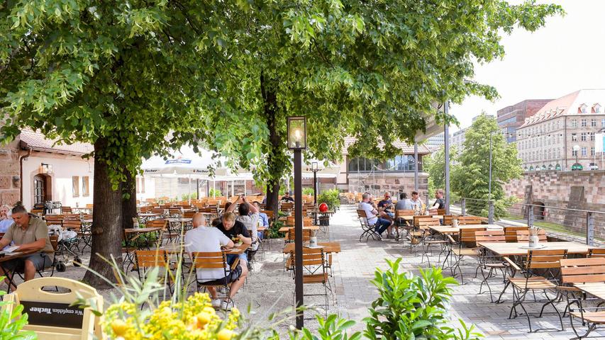 Mitten in Nürnberg - genauer gesagt am Opernhaus - liegt das Tucher-Bräu Wirtshaus mit anliegendem Biergarten. Die Gäste dürfen sich dort auf frische Luft, fränkische Spezialitäten und gezapftes Bier freuen. Mitten in Nürnberg - genauer gesagt am Opernhaus - liegt das Tucher-Bräu Wirtshaus mit anliegendem Biergarten. Die Gäste dürfen sich dort auf frische Luft, fränkische Spezialitäten und gezapftes Bier freuen.