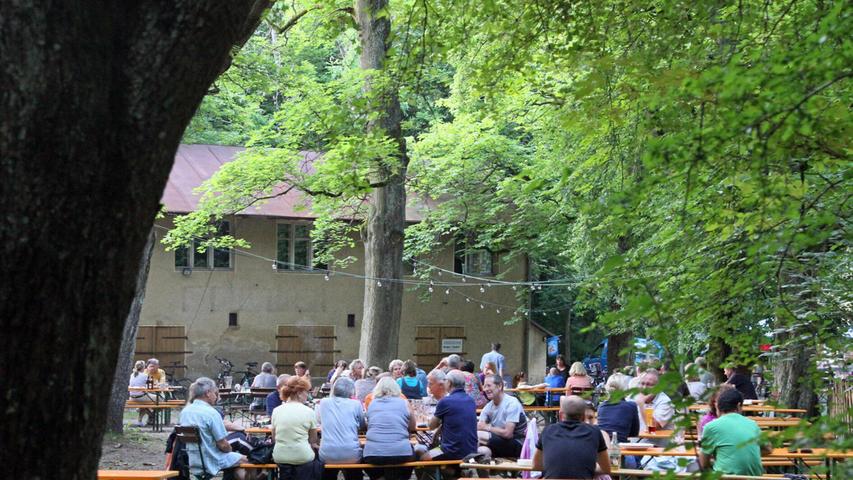 Die Waldwirtschaft Steinbrüchlein begrüßt auch in diesem Jahr wieder den Frühling und freut sich auf viele Sonnentage. Im Nahe der Abfahrt der A73 Nürnberg-Zollhaus gelegene Biergarten können es sich Gäste gemütlich machen. Die Waldwirtschaft Steinbrüchlein begrüßt auch in diesem Jahr wieder den Frühling und freut sich auf viele Sonnentage. Im Nahe der Abfahrt der A73 Nürnberg-Zollhaus gelegene Biergarten können es sich Gäste gemütlich machen.