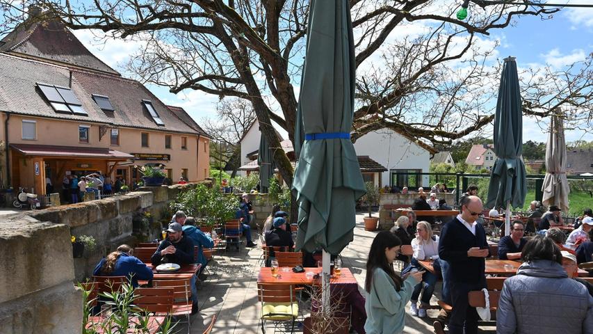 An einem Berghang in Adlitz bei Marloffstein befindet sich der urige Biergarten "Zur Ludwigshöhe" . Neben fränkischen Klassikern stehen dort Wildgerichte, Brotzeiten, vegane Bratwürste und hausgemachte Kuchen auf der Speisekarte. An einem Berghang in Adlitz bei Marloffstein befindet sich der urige Biergarten "Zur Ludwigshöhe" . Neben fränkischen Klassikern stehen dort Wildgerichte, Brotzeiten, vegane Bratwürste und hausgemachte Kuchen auf der Speisekarte.
