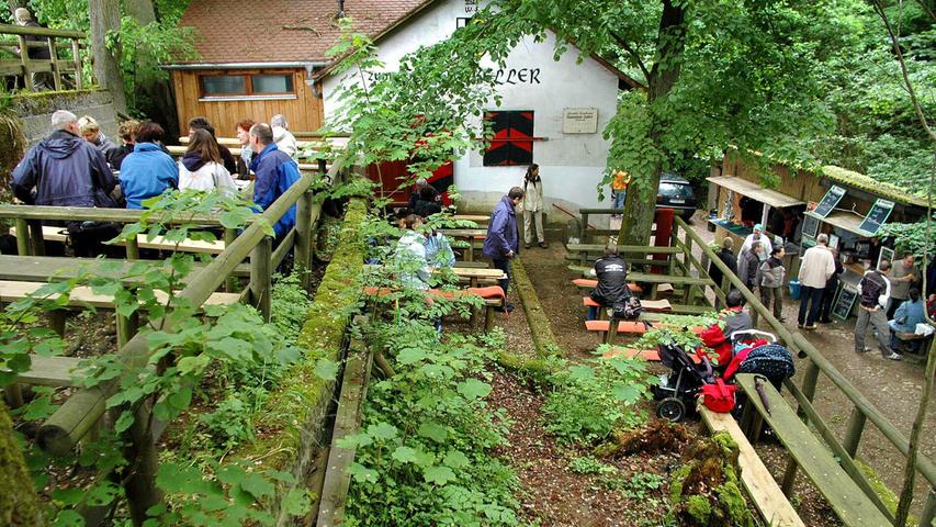 Passend zur Kalchreuther Kirschblüte öffnete der Felsenkeller der Gaststätte Sußner seine Türen. Der am Waldrand liegende Außenbereich bietet Wanderinnen und Wanderer sowie Biergarten-Liebhaberinnen und -Liebhaber ein schattiges Plätzchen inklusive Brotzeit und Bier. Passend zur Kalchreuther Kirschblüte öffnete der Felsenkeller der Gaststätte Sußner seine Türen. Der am Waldrand liegende Außenbereich bietet Wanderinnen und Wanderer sowie Biergarten-Liebhaberinnen und -Liebhaber ein schattiges Plätzchen inklusive Brotzeit und Bier.