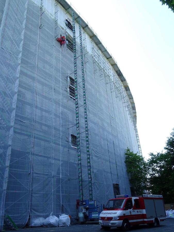Eine der prominentesten Baustellen der Stadt: die eingerüstete Kongresshalle am Dutzendteich. Eine der prominentesten Baustellen der Stadt: die eingerüstete Kongresshalle am Dutzendteich.