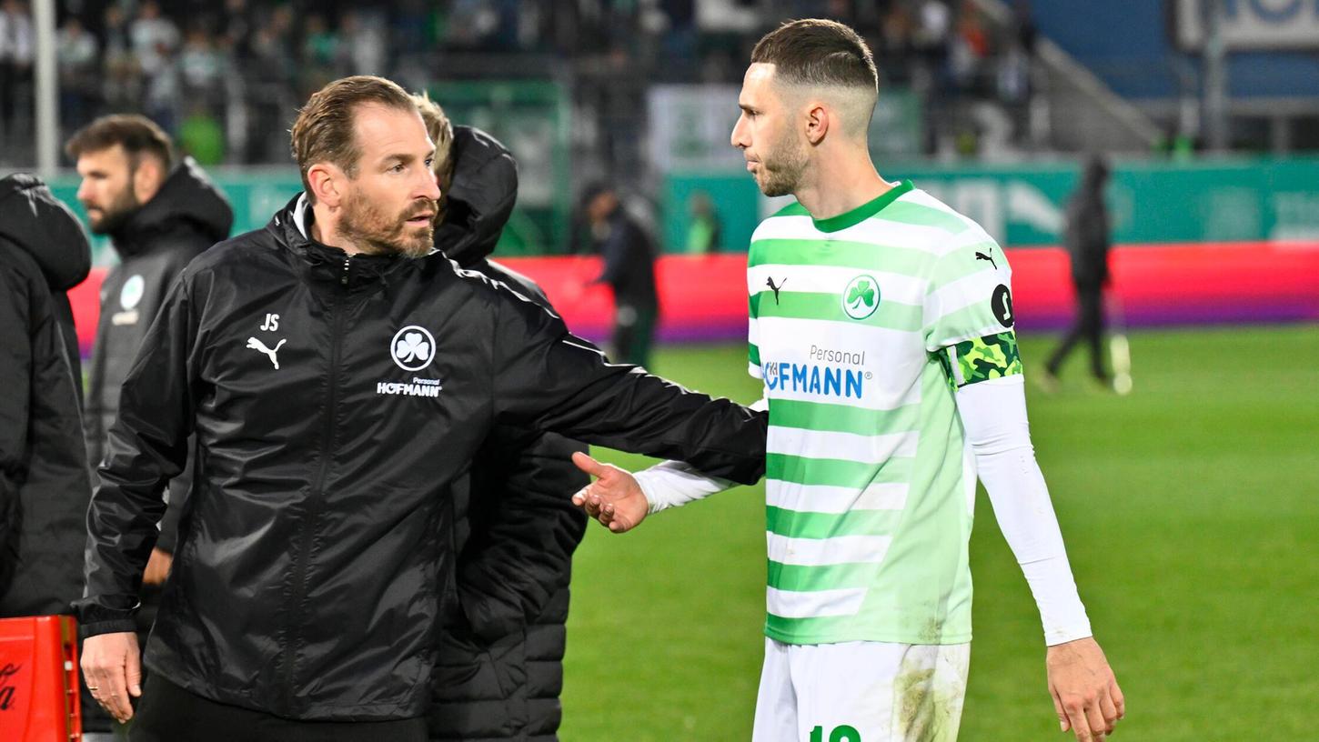 „Diejenigen finden, die diesem Druck standhalten können“: Jan Siewert mit Kapitän Branimir Hrgota. „Diejenigen finden, die diesem Druck standhalten können“: Jan Siewert mit Kapitän Branimir Hrgota.