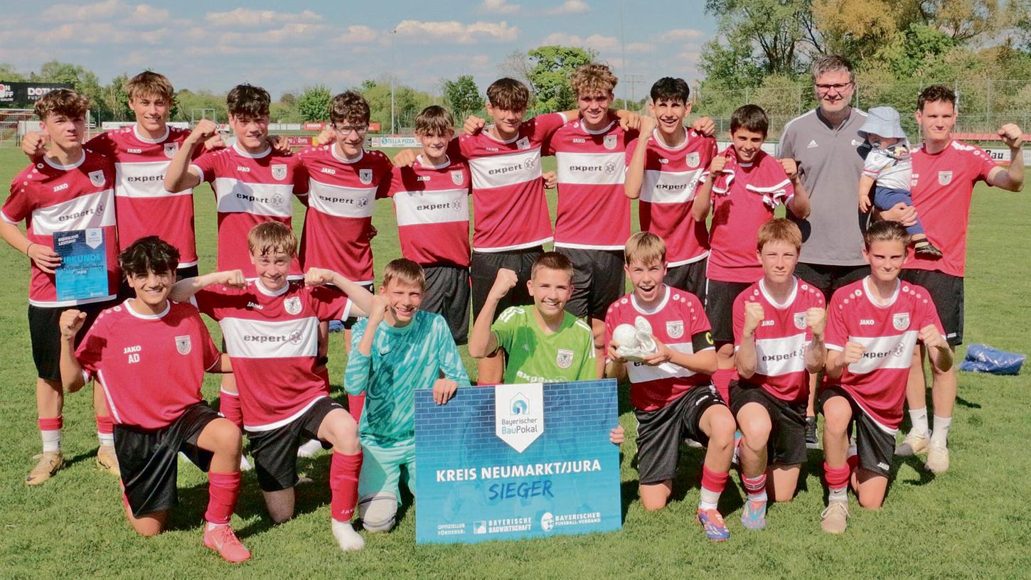 Jubel über den Pokalerfolg: Die Weißenburger U15 mit ihrem Trainer Fabian Häßler (rechts) und BFV-Juniorenleiter Roland Mayer. Jubel über den Pokalerfolg: Die Weißenburger U15 mit ihrem Trainer Fabian Häßler (rechts) und BFV-Juniorenleiter Roland Mayer.