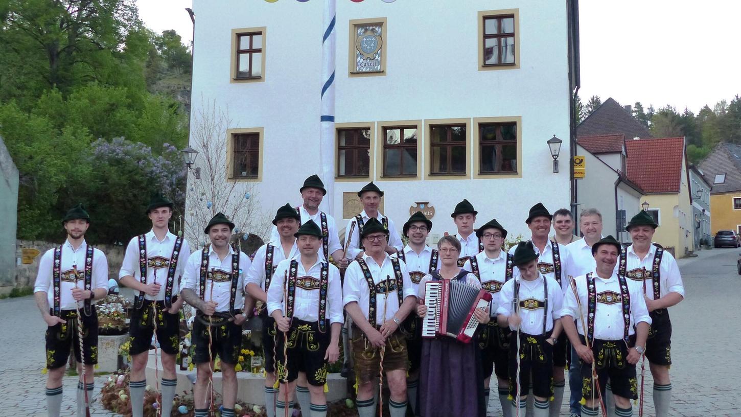 Nach der „schweren „ Arbeit des Maibaumaufstellens gabs noch eine knallende Botschaft fürs Kastler Frühlingssymbol durch die Goaßlschnalzer mit ihrer Musikantin Michaela. Nach der „schweren „ Arbeit des Maibaumaufstellens gabs noch eine knallende Botschaft fürs Kastler Frühlingssymbol durch die Goaßlschnalzer mit ihrer Musikantin Michaela.
