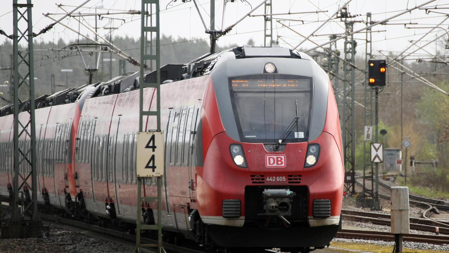 Pendlerinnen und Pendler brauchen am Freitag auf der Strecke von Nürnberg nach Fürth Geduld. (Symbolbild) Pendlerinnen und Pendler brauchen am Freitag auf der Strecke von Nürnberg nach Fürth Geduld. (Symbolbild)