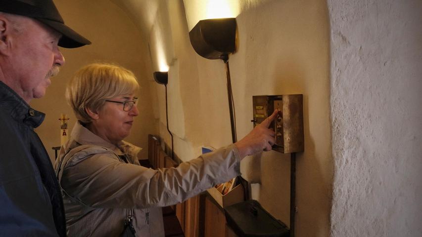 Brigitte Zimmermann und Konrad Müller setzen das Burgglöcklein in Gang. Brigitte Zimmermann und Konrad Müller setzen das Burgglöcklein in Gang.