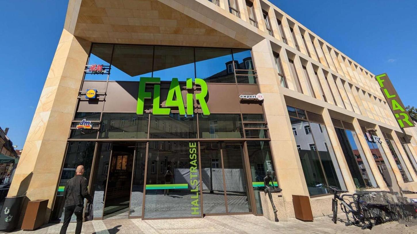 Rauchentwicklung: Am Freitagmittag mussten die Kundinnen und Kunden das Fürther Einkaufszentrum "Flair" verlassen. Rauchentwicklung: Am Freitagmittag mussten die Kundinnen und Kunden das Fürther Einkaufszentrum "Flair" verlassen.