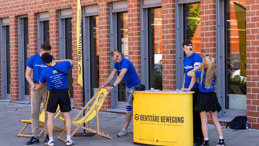 Info-Stand der völkisch-nationalen IB nahe Schule bei Erlangen: „Wer genehmigt das?“ Info-Stand der völkisch-nationalen IB nahe Schule bei Erlangen: „Wer genehmigt das?“
