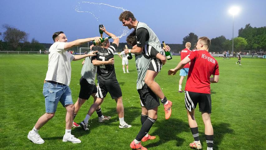 Meisterstück vollendet: Der SC Großschwarzenlohe steigt in die Bayernliga auf. Meisterstück vollendet: Der SC Großschwarzenlohe steigt in die Bayernliga auf.
