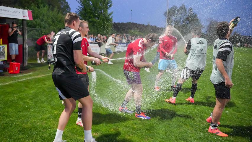 Meisterstück vollendet: Der SC Großschwarzenlohe steigt in die Bayernliga auf. Meisterstück vollendet: Der SC Großschwarzenlohe steigt in die Bayernliga auf.