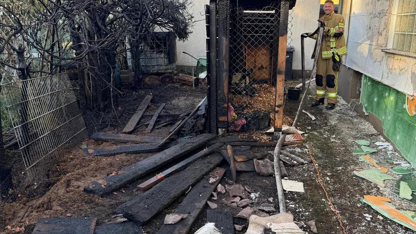 Neben der Hecke wurde ein angrenzendes Wohnhaus beschädigt. Neben der Hecke wurde ein angrenzendes Wohnhaus beschädigt.