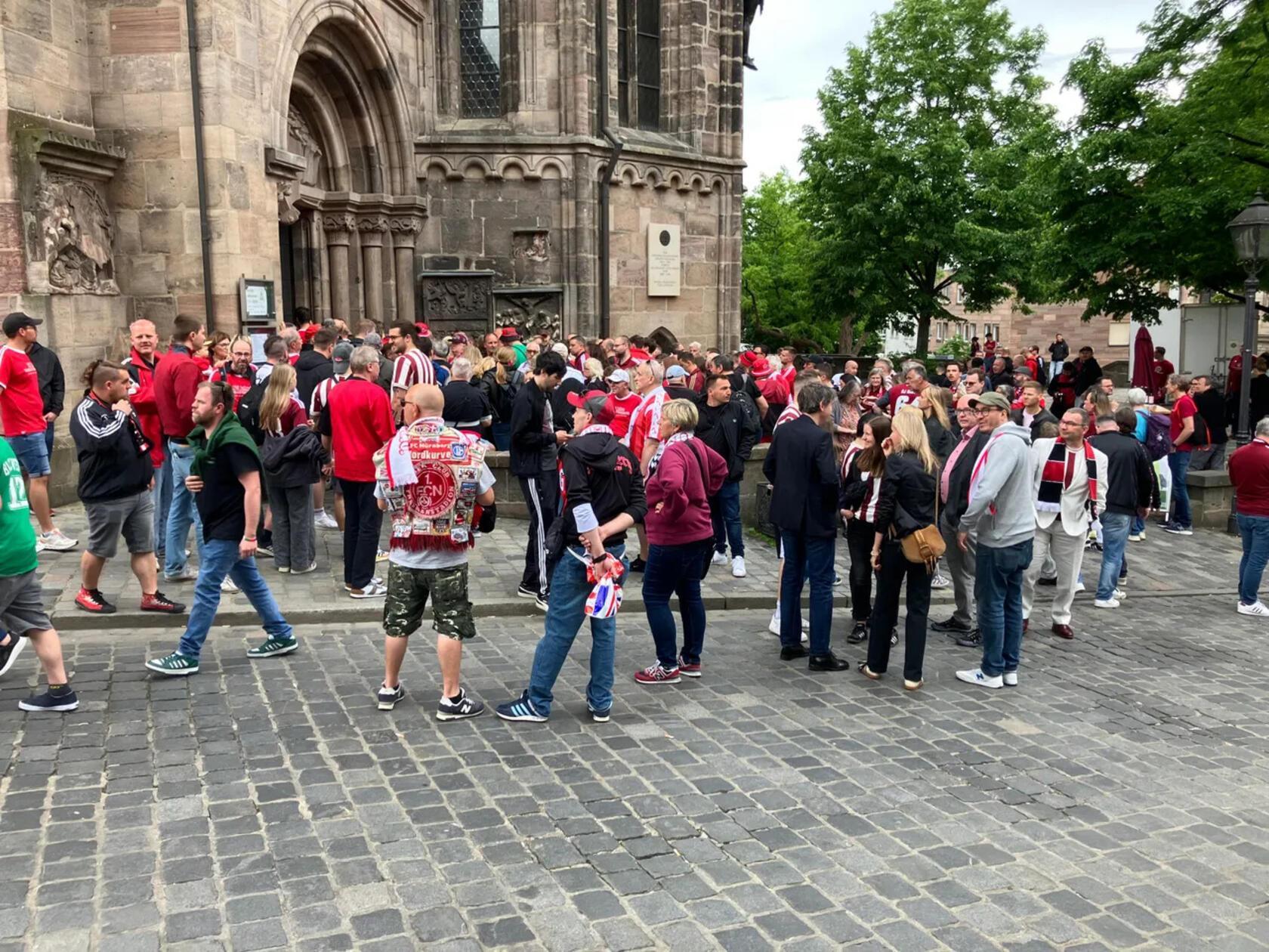 Der Andrang war riesig: Schon eine gute halbe Stunde vor dem Beginn des Festgottesdienstes gab es einen Einlassstopp.