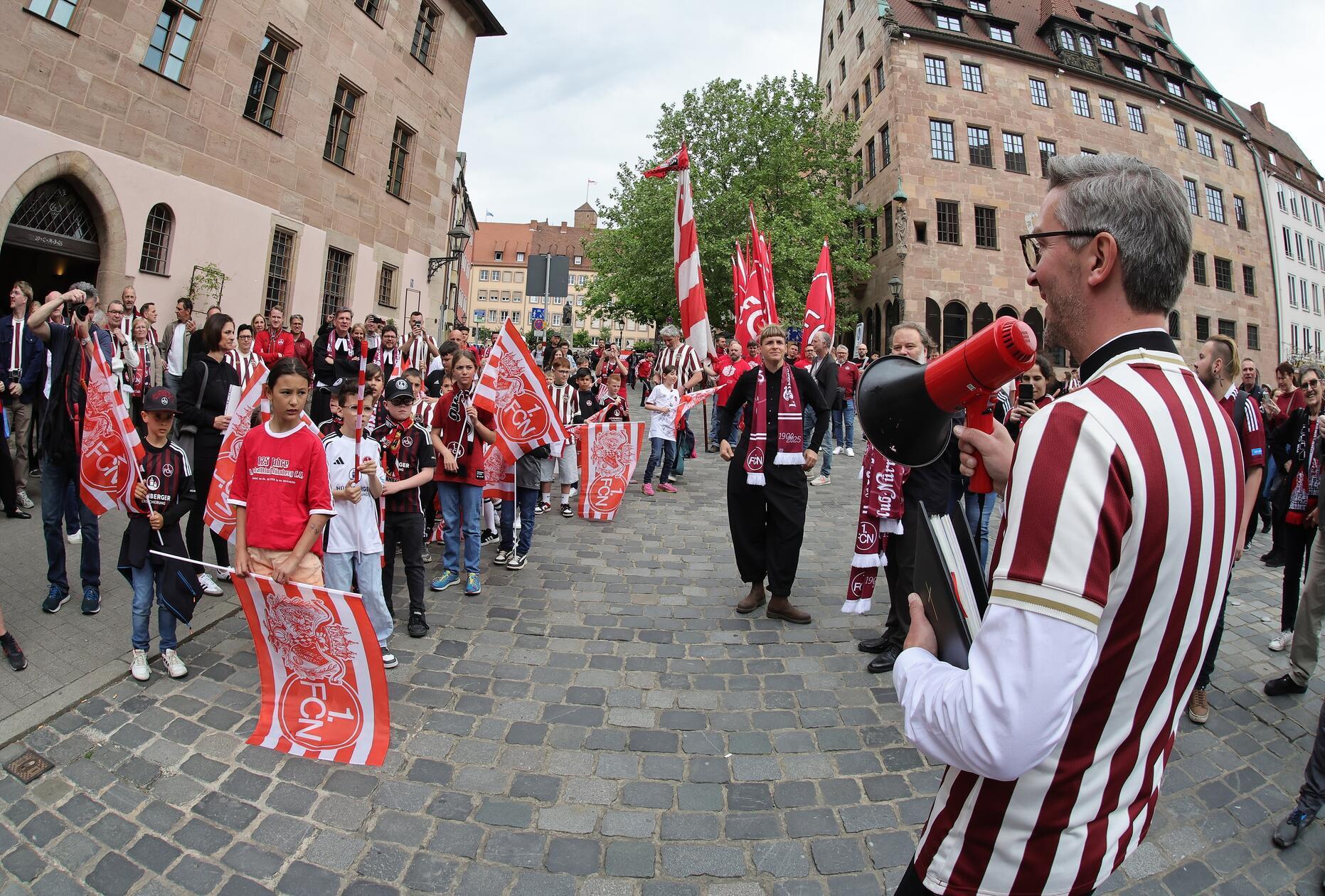 Sebalduspfarrer Martin Brons sprach mit einem rot-schwarzen Megaphon zu den Einlaufkindern...