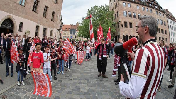 Sebalduspfarrer Martin Brons sprach mit einem rot-schwarzen Megaphon zu den Einlaufkindern...