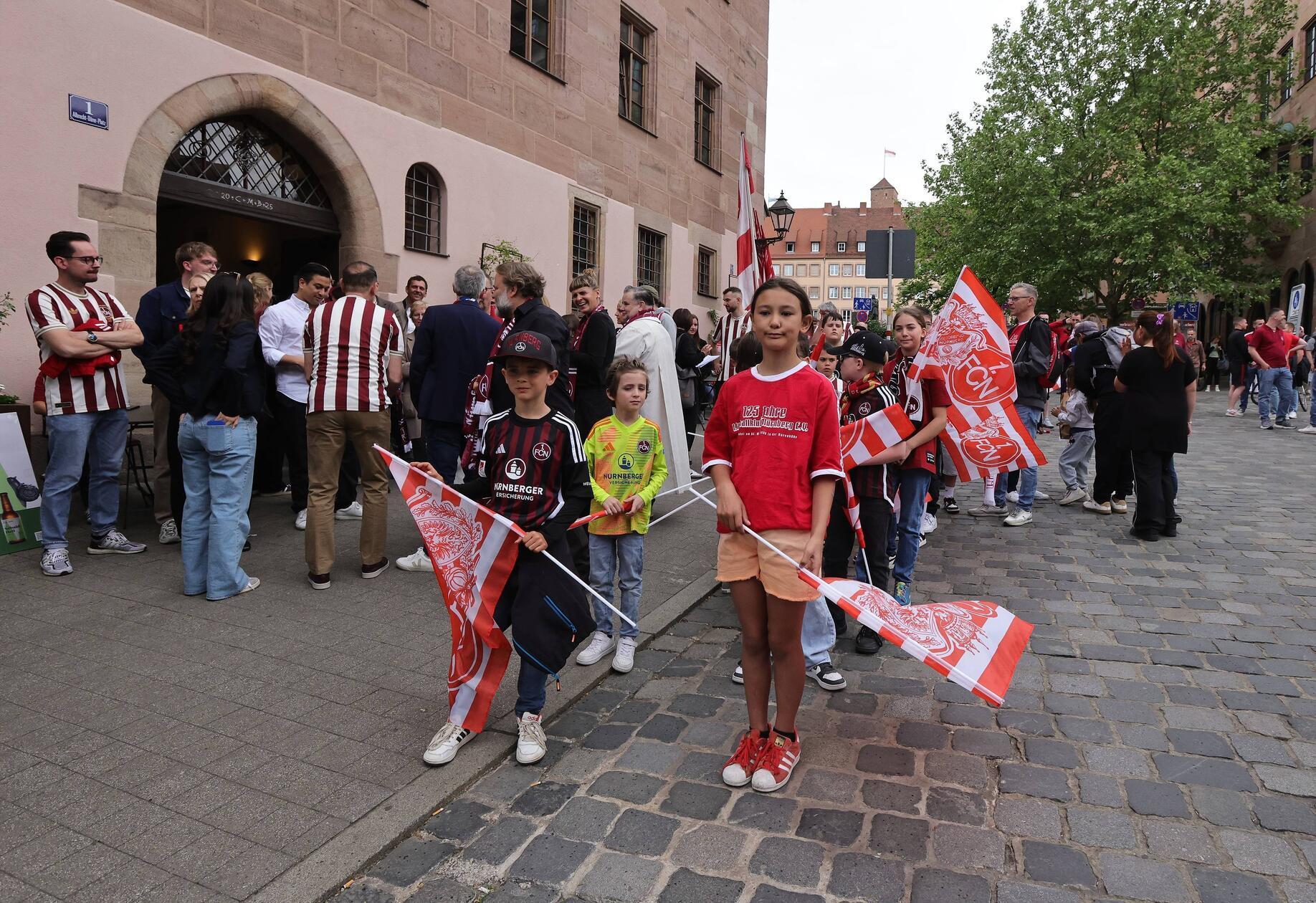 ... die vor der Kirche auf den Beginn des ganz besonderen Gottesdienstes warteten.