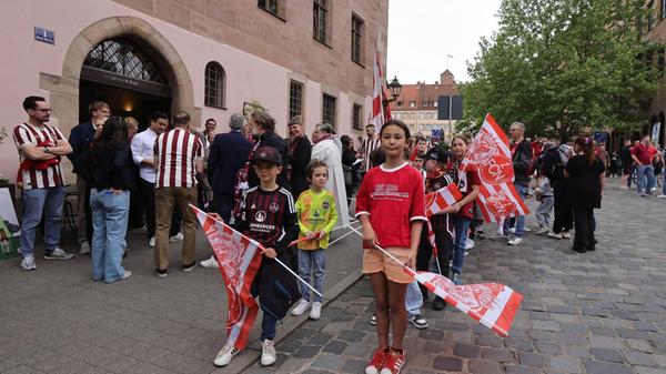 ... die vor der Kirche auf den Beginn des ganz besonderen Gottesdienstes warteten.