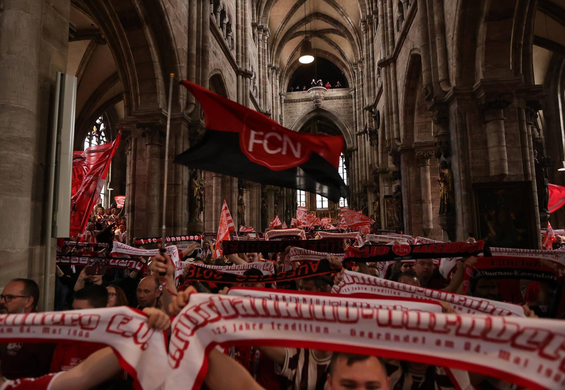 Die Sebalduskirche war einen Tag vor dem 125. Geburtstag des ruhmreichen 1.FC Nürnberg fest in rot-schwarzer Hand.