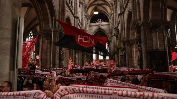Die Sebalduskirche war einen Tag vor dem 125. Geburtstag des ruhmreichen 1.FC Nürnberg fest in rot-schwarzer Hand.