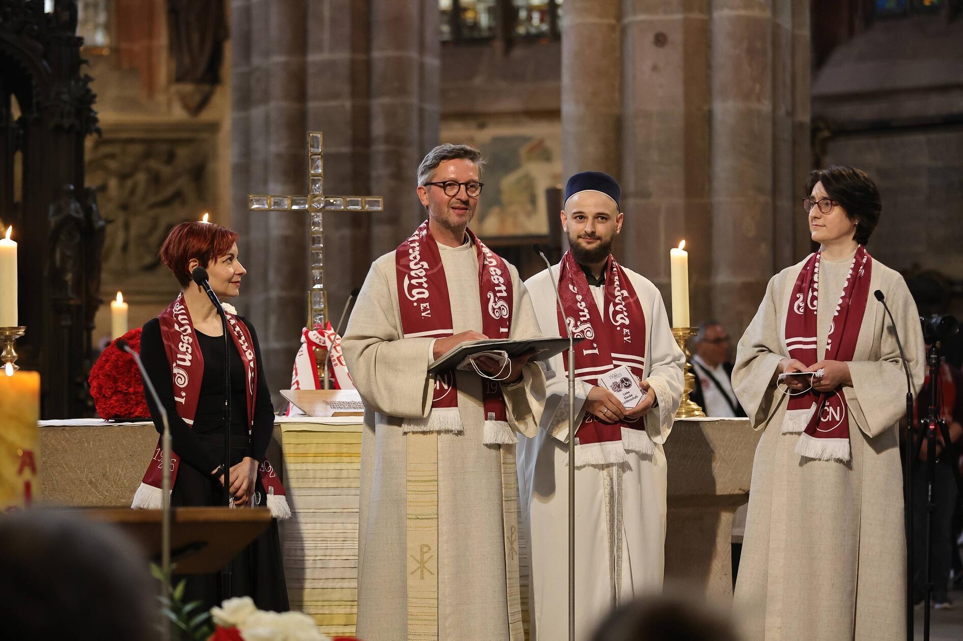 Die Sebaluskirche war beim ökumenischen Festgottesdienst unter Beteiligung der christlichen, der jüdischen und der muslimischen Religionsgemeinschaft rappelvoll.