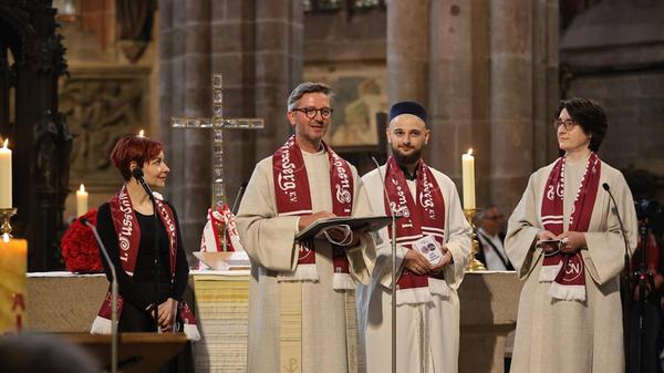 Die Sebaluskirche war beim ökumenischen Festgottesdienst unter Beteiligung der christlichen, der jüdischen und der muslimischen Religionsgemeinschaft rappelvoll.