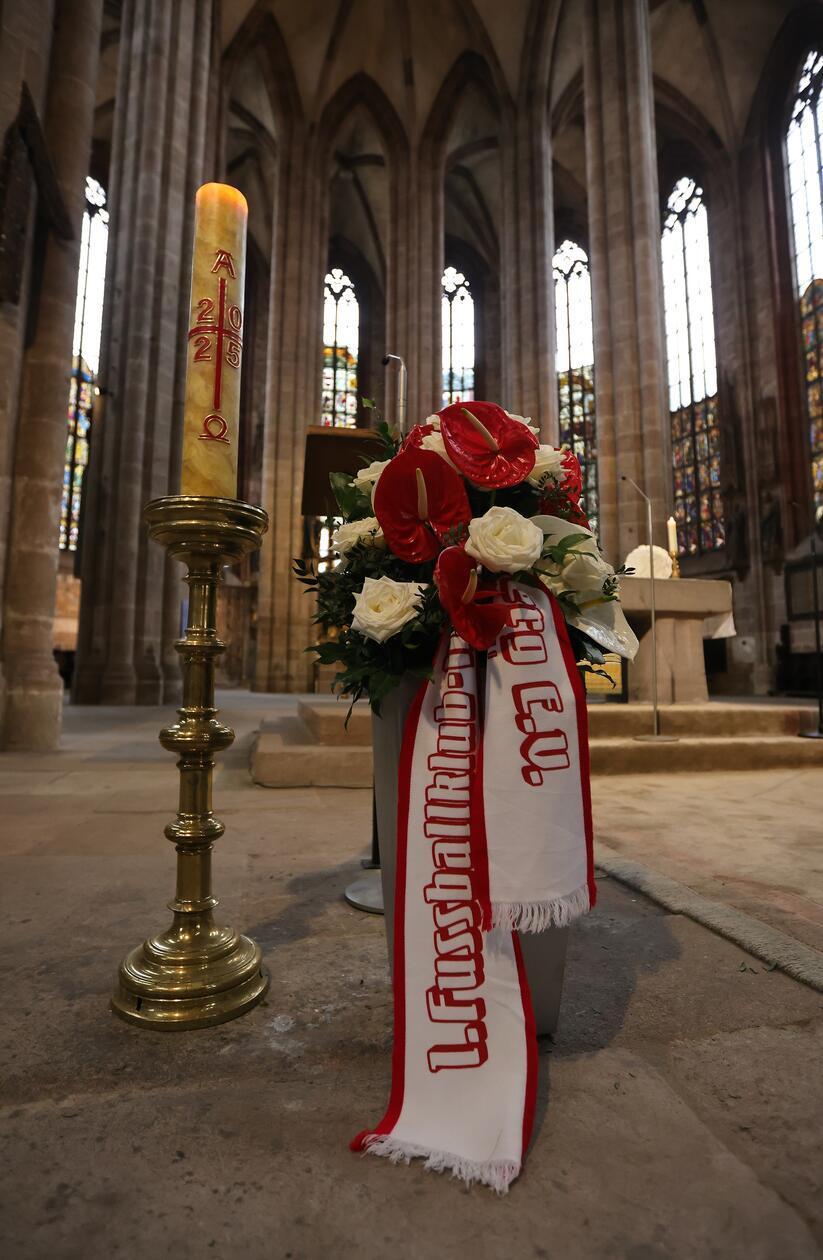 Die Sebalduskirche ganz in Rot und Schwarz - hier mit Kerze, Blumen und Fanschal vom 1. FCN.