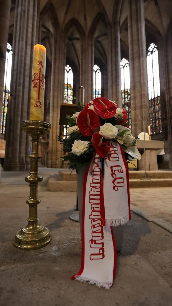 Die Sebalduskirche ganz in Rot und Schwarz - hier mit Kerze, Blumen und Fanschal vom 1. FCN.