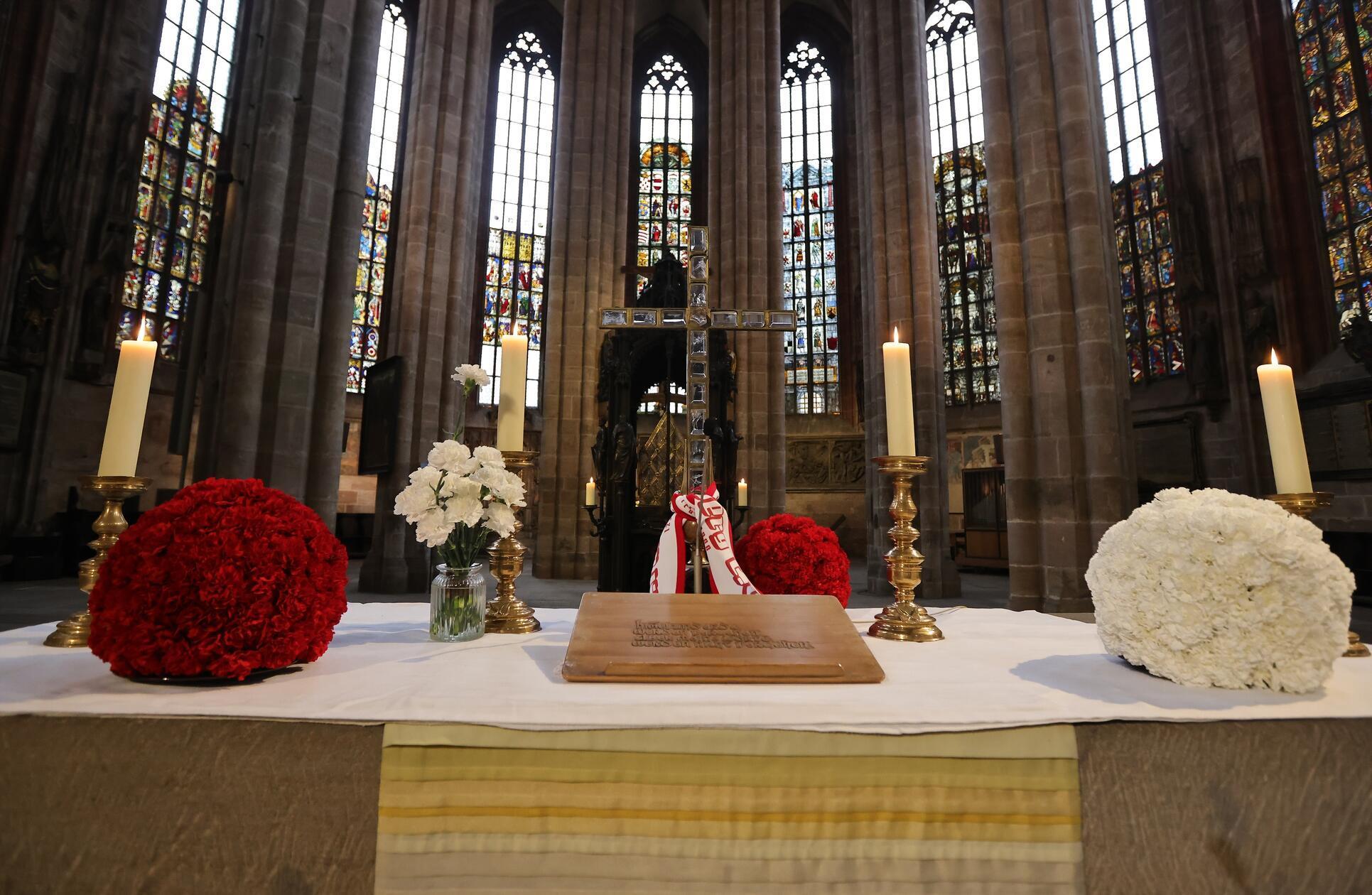 Auch der Altar wurde dem Anlass entsprechend geschmückt.