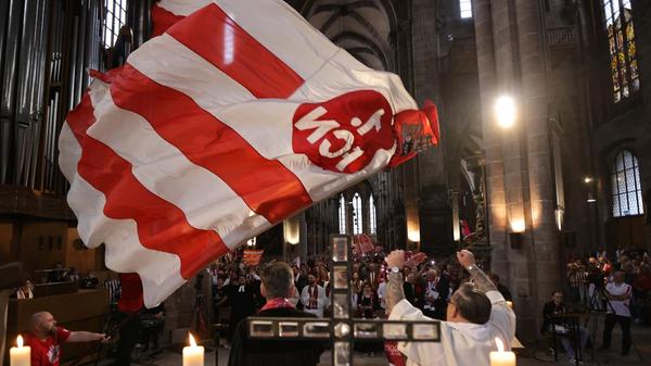 Immer wieder hielten die Clubfans ihre Schals nach oben.