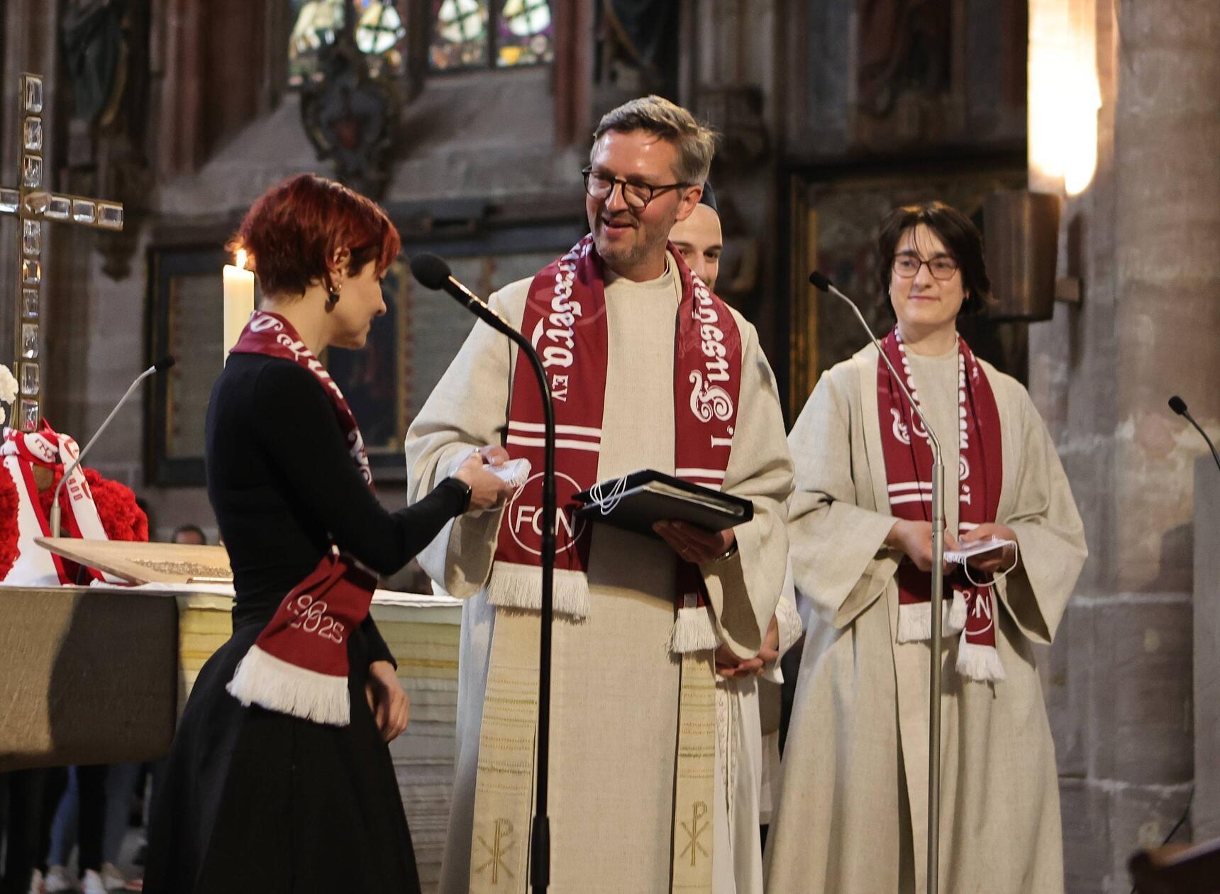 Der Jubiläumsgottesdienst geht auf eine Initiative von Club-Fan Matthias Hunger und dem Soziologen und Sozialökonomen Professor Bernd Halfar zurück.