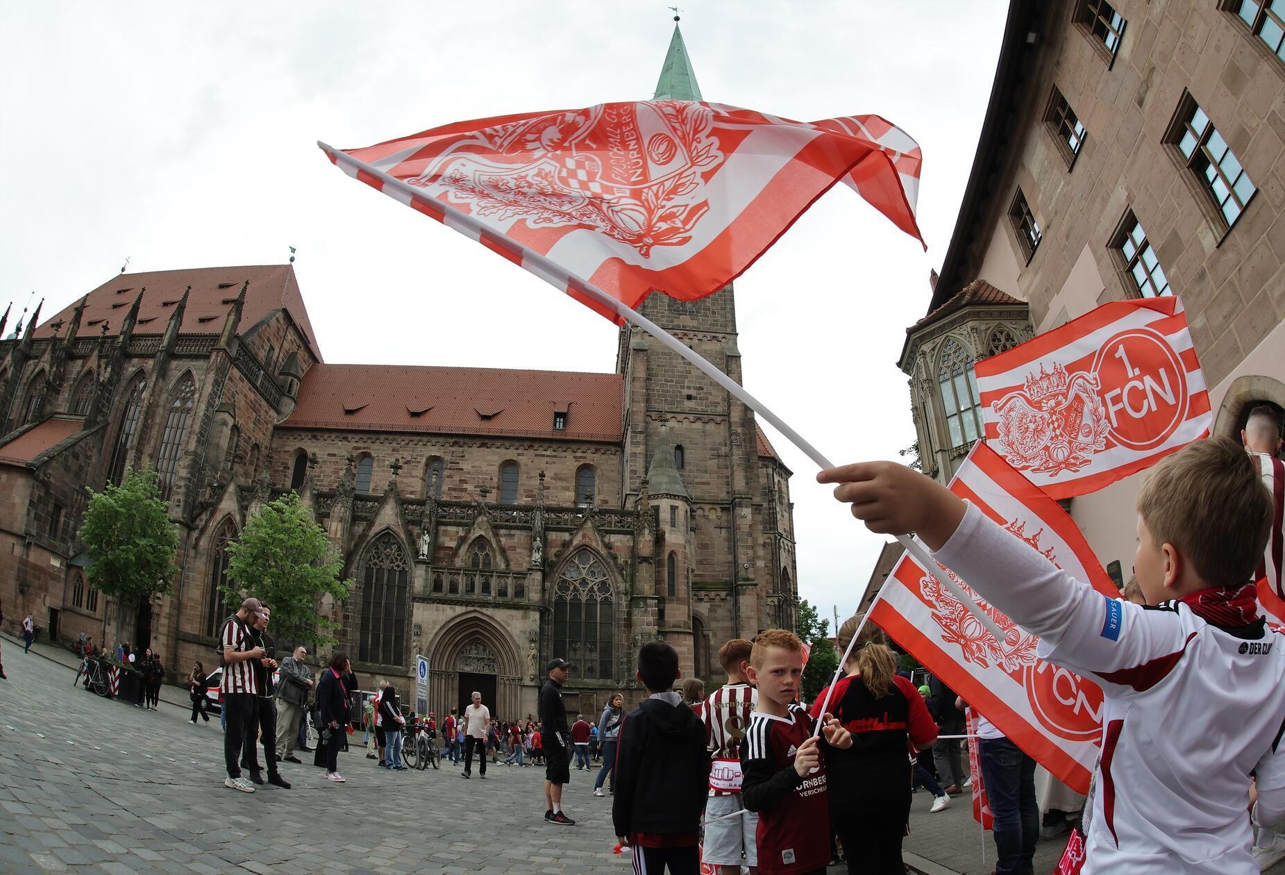 Nicht nur vor der Sebalduskirche schwenkten die Einlaufkinder die Fahnen des neunfachen Deutschen Meisters.