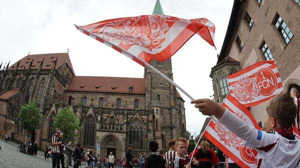 Nicht nur vor der Sebalduskirche schwenkten die Einlaufkinder die Fahnen des neunfachen Deutschen Meisters.