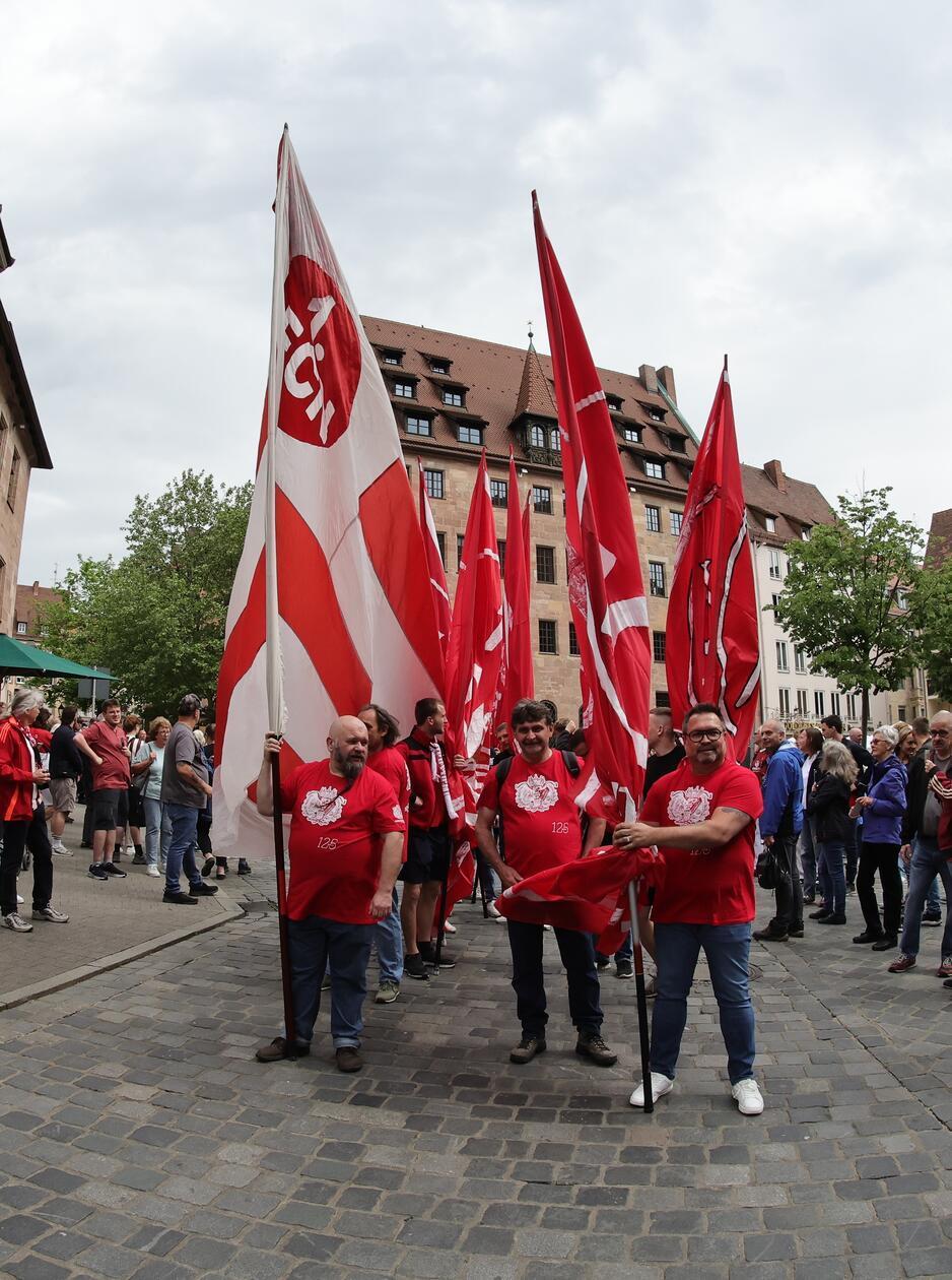 Auch im Inneren zeigten Fahnenschwenker wenig später vollen Einsatz.
