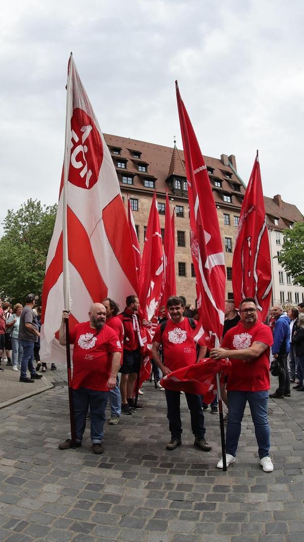 Auch im Inneren zeigten Fahnenschwenker wenig später vollen Einsatz.
