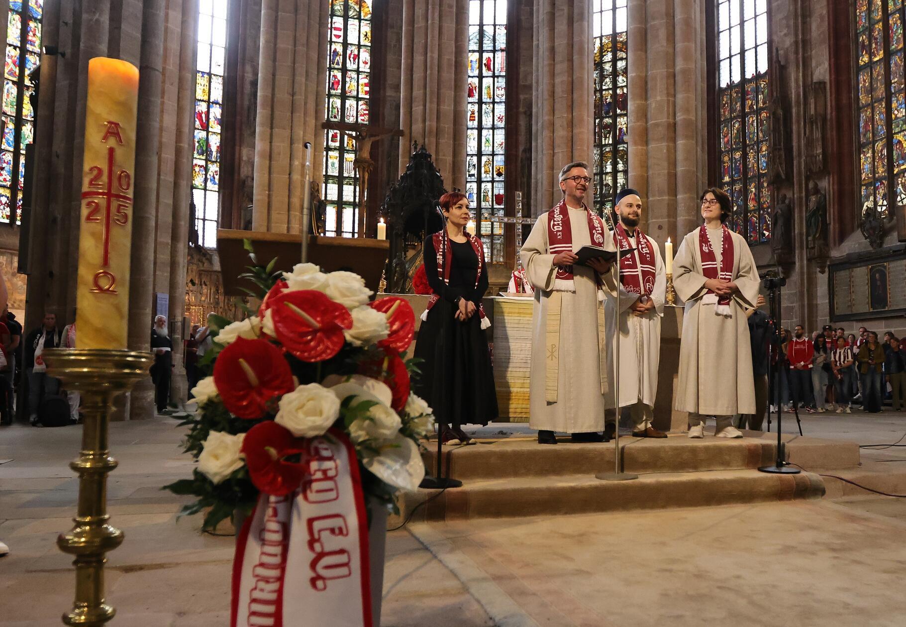 Sebalduspfarrer Martin Brons begrüßt Gäste die Gäste. Pfarrer Christian Stuhlfauth, Großneffe des legendären Torhüters Heiner Stuhlfauth wünschte sich, dass die Kirche doch immer so voll sein möge wie an diesem Tag.