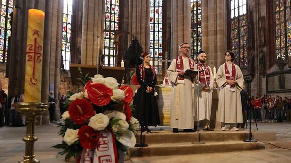 Sebalduspfarrer Martin Brons begrüßt Gäste die Gäste. Pfarrer Christian Stuhlfauth, Großneffe des legendären Torhüters Heiner Stuhlfauth wünschte sich, dass die Kirche doch immer so voll sein möge wie an diesem Tag.
