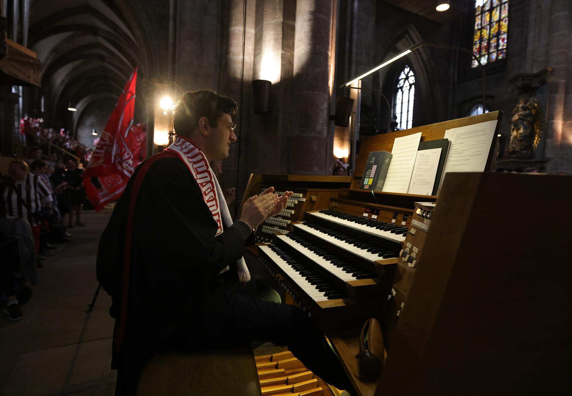 Sebalduskanto Alexander Rebetge spielte die Orgel.